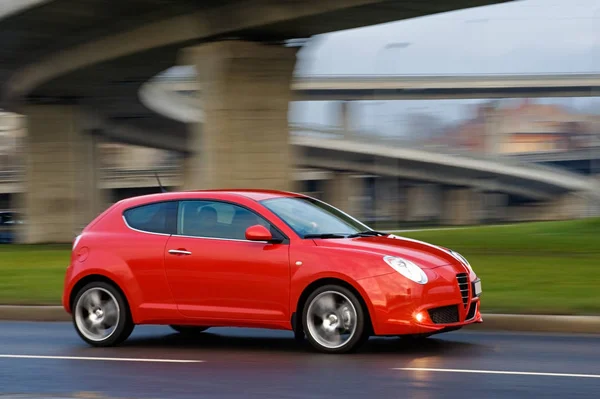 Carro Vermelho Correndo Muito Rápido Sob Ponte Riga Letónia — Fotografia de Stock