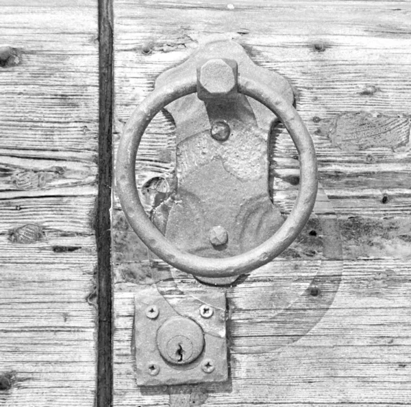 Europie Stare Włochy Antyczny Blisko Brązowy Drzwi Zamek Zardzewiały Zbliżenie — Zdjęcie stockowe