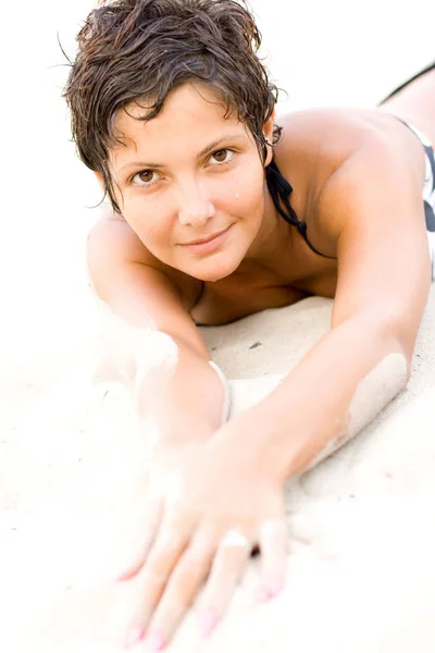 Ritratto Attraente Donna Bruna Sdraiata Una Sabbia — Foto Stock