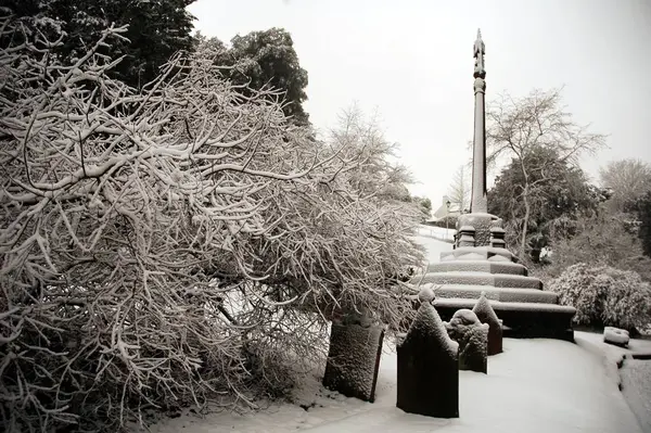 Кладбище Кардиффского Собора Покрытое Снегом Горизонтальной Рамой — стоковое фото