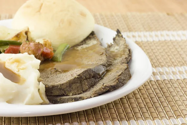 Nahaufnahme Von Geschnittenem Roastbeef Mit Soße Kartoffelpüree Weicher Semmel — Stockfoto