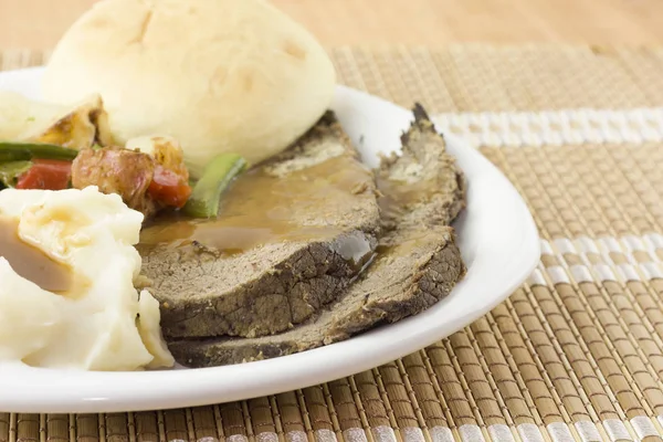 Close Carne Assada Fatiada Com Molho Purê Batata Rolo Macio — Fotografia de Stock