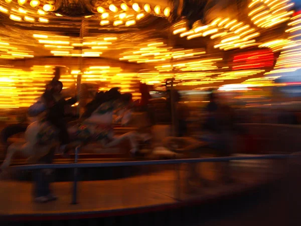 Carrousel Een Jaarlijkse County Fair Met Bewegingsonscherpte — Stockfoto