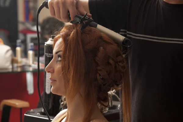 Noiva Ter Penteado Dia Casamento — Fotografia de Stock