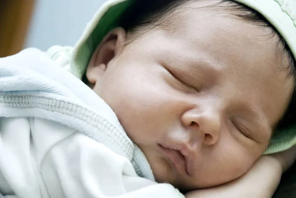 Strong Sleeping Newborn Child — Stock Photo, Image