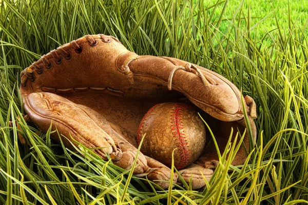 Guante Béisbol Cuero Viejo Con Bola Hierba — Foto de Stock