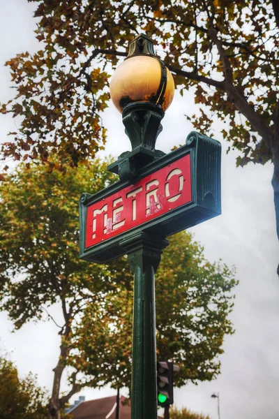 Poste Con Cartel Del Metro París Francia — Foto de Stock