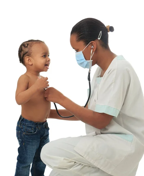 Svart Afrikansk Amerikansk Sjuksköterska Med Barn Isolerad Metisse Stetoskop Sjukliga — Stockfoto
