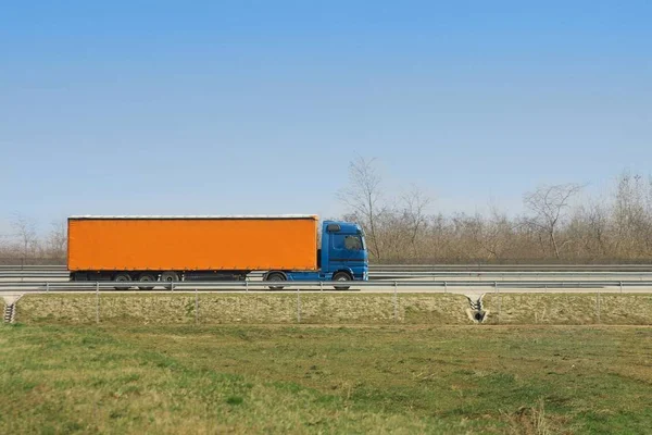 Lastbil Går Motorvägen — Stockfoto