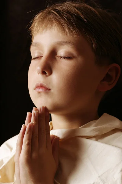 Dua Zamanı Tokalı Elleri Ile Dua Eden Çocuk — Stok fotoğraf