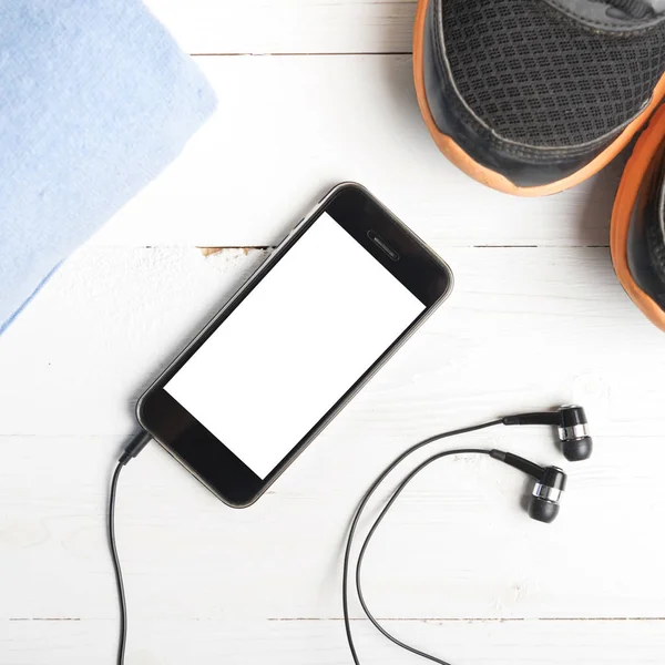 Fitness Apparatuur Loopschoenen Blauwe Handdoek Slimme Telefoon Witte Houten Tafel — Stockfoto