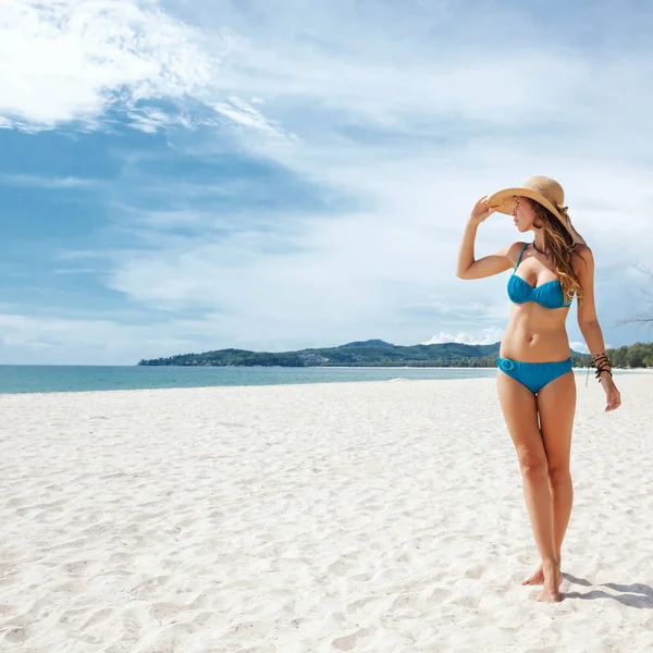 Chica Joven Relajándose Una Playa Tropical —  Fotos de Stock