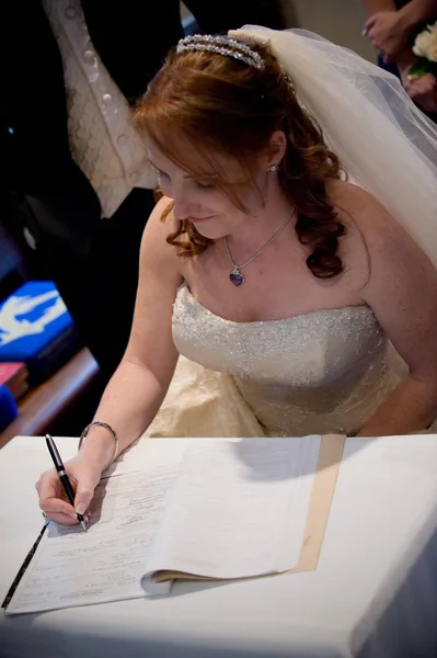Красивая Рыжая Невеста Вуалью Подписывая Свадебный Регистр Черной Ручкой — стоковое фото