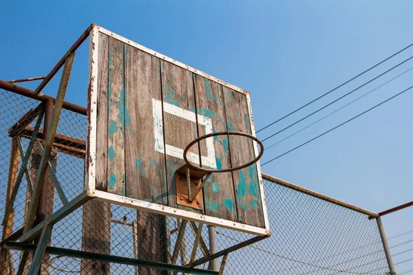 Visão Baixo Ângulo Placa Basquete Velho Sem Rede Aro — Fotografia de Stock