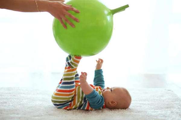 Baby Spielt Mit Gymnastikball Bei Mutter Hause — Stockfoto
