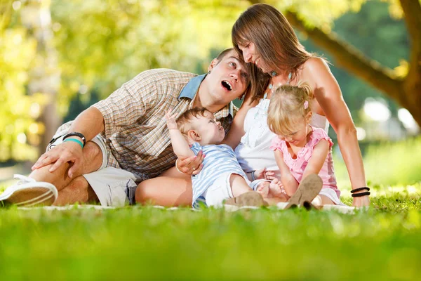 Bela Família Feliz Desfrutando Parque — Fotografia de Stock