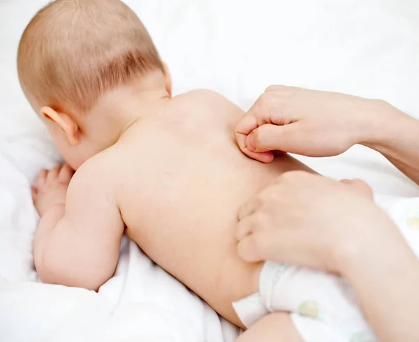 Masajista Masajeando Pequeña Niña Enfoque Superficial —  Fotos de Stock