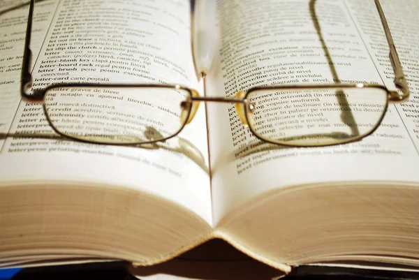 Une Paire Lunettes Dessus Livre Étudiant — Photo