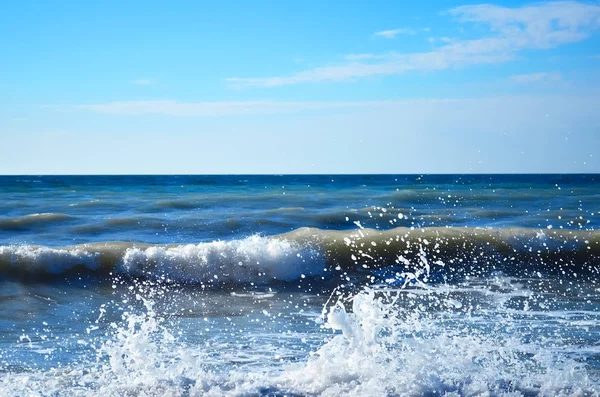 Potenti Onde Del Mare Schiumose Che Infrangono Contro Riva Rocciosa — Foto Stock