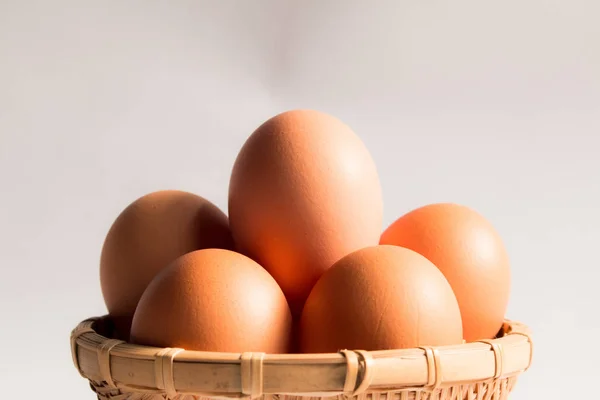 Huevo Canasta Mimbre Sobre Fondo Blanco Huevos Pato Canastas — Foto de Stock