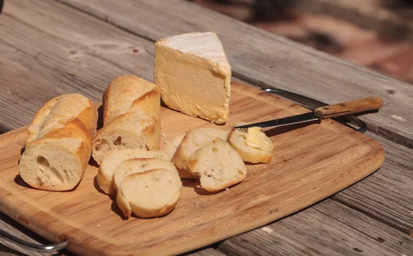 Pan Francés Queso Brie Triple Crema Una Tabla Cortar Con — Foto de Stock
