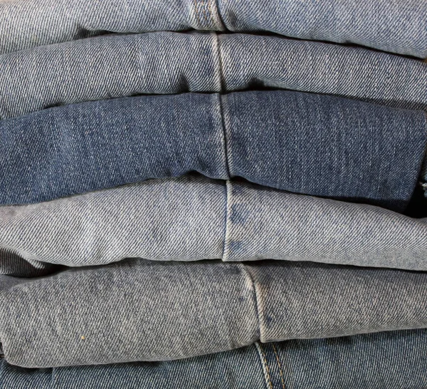 Ein Stapel Blauer Jeans — Stockfoto