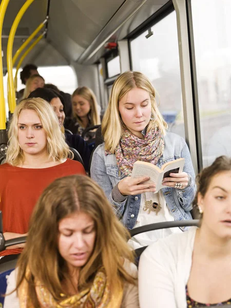 Mujer Autobús Leyendo Libro — Foto de Stock