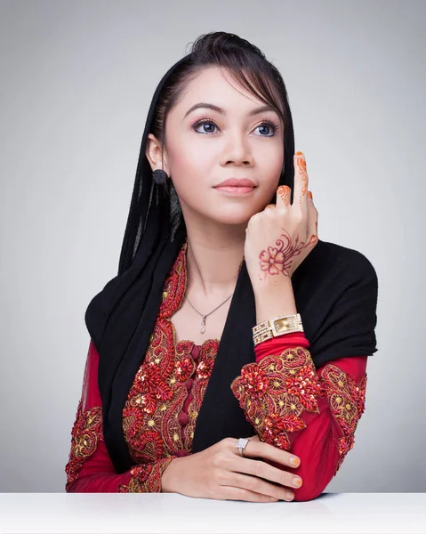 Hermosa Dama Musulmana Llevar Rojo Con Hijab Henna Pintada Mano — Foto de Stock