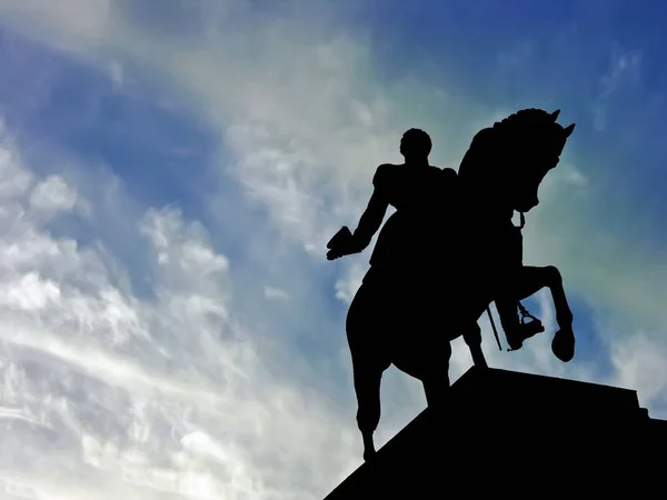 Cavalo Estátua Silhueta Memorial Sobre Fundo Céu Azul — Fotografia de Stock