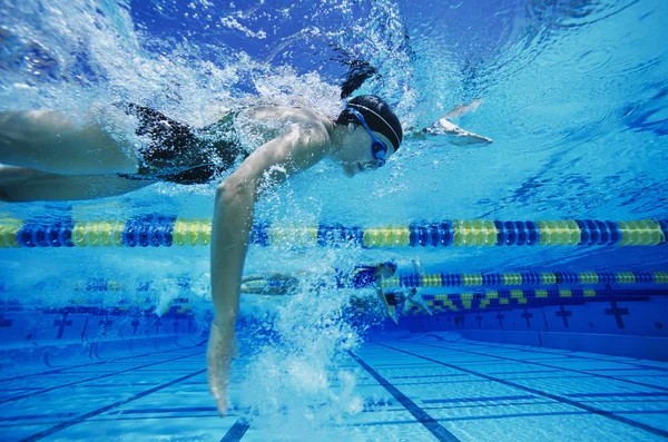 Femme Nageuse Course Sous Marine Dans Piscine — Photo