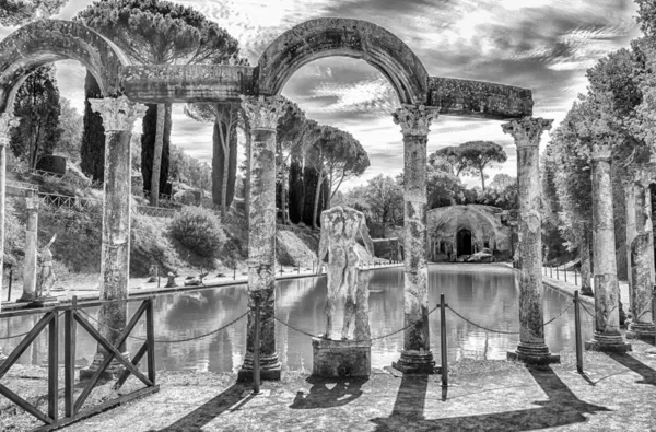 位于意大利蒂沃利的阿德里安别墅 Hadrian Villa 的一个名为 Canopus 的古老游泳池 四周都是希腊雕塑 — 图库照片