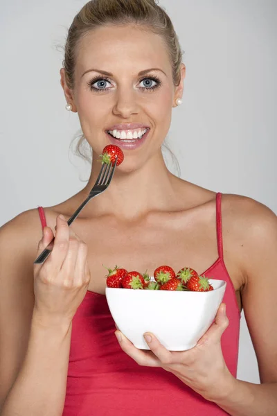 Hermosa Joven Comiendo Bayas Frescas Verano — Foto de Stock