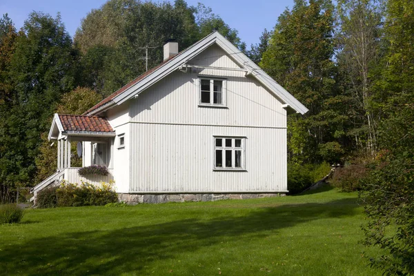 在挪威的树木包围的白色夏季别墅 — 图库照片