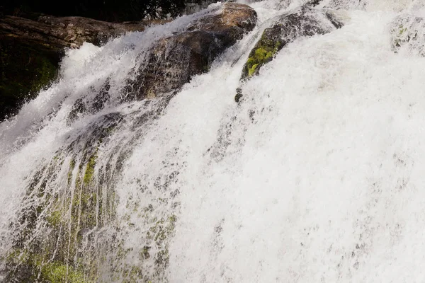 さわやかなクールな滝を作成する高い岩の崖を下にカスケード澄んだきれいな水のカーテン — ストック写真