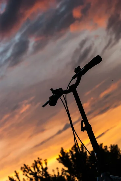 Τιμόνια Ποδηλάτων Ένα Φόντο Του Ουρανού Αυγή — Φωτογραφία Αρχείου