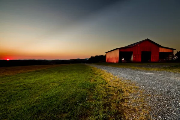 Red Country Barn Tijdens Een Zonsondergang — Stockfoto