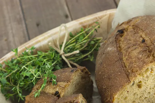 Hoja Pan Integral Una Cesta Con Papel Marrón —  Fotos de Stock