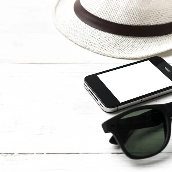 Gafas Sol Sombrero Teléfono Inteligente Mesa Blanca — Foto de Stock