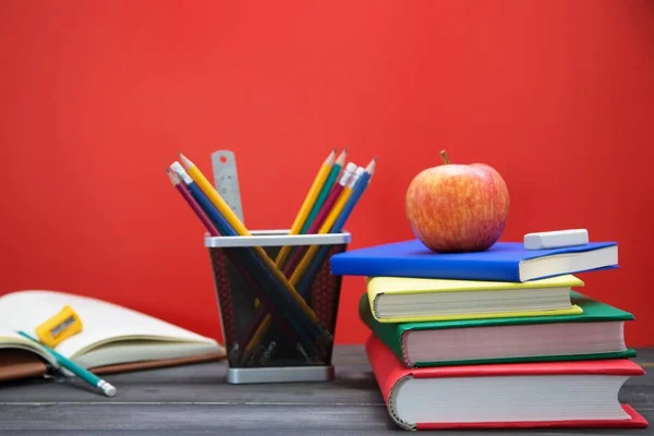 Skolböcker Skrivbordet Och Utrustning Tillsammans Med Lärande — Stockfoto