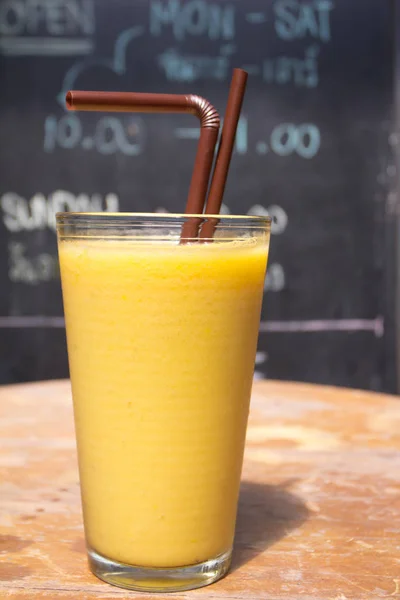 Batido Plátano Vidrio Sobre Fondo Madera —  Fotos de Stock