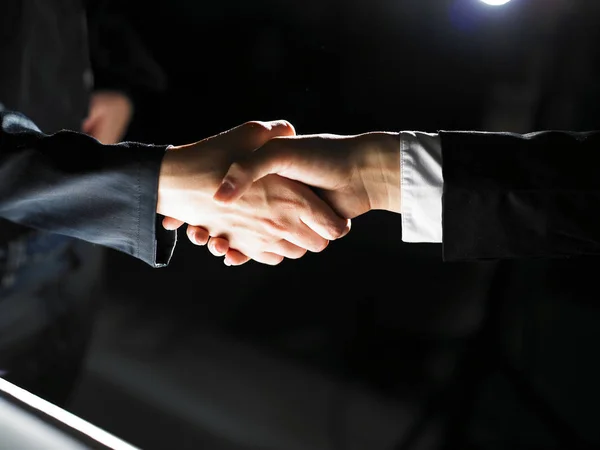 Aperto Mão Handshaking Luz Escuro — Fotografia de Stock