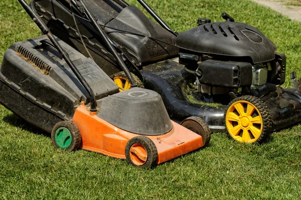 庭の芝生草 燃料と電気の つの芝刈り機 — ストック写真