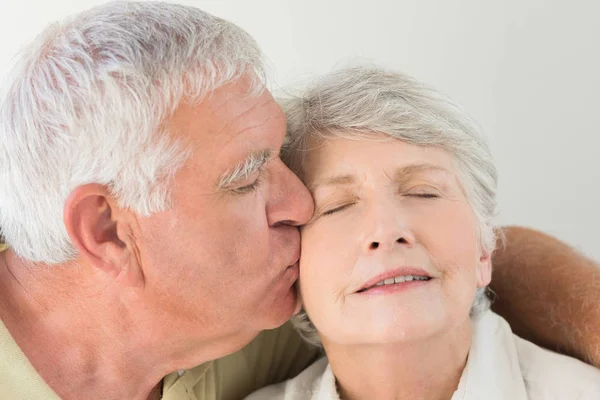 Старшая Женщина Получает Поцелуй Щеку Партнера Дома Гостиной — стоковое фото