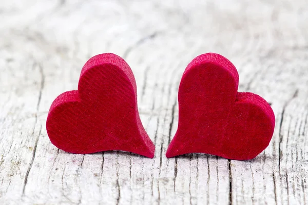 木製の背景に2つの赤い心 — ストック写真