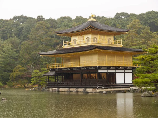 Déšť Deštivém Dni Chrámu Kinkakuji Nebo Chrámu Zlatého Pavilonu Kjóto — Stock fotografie