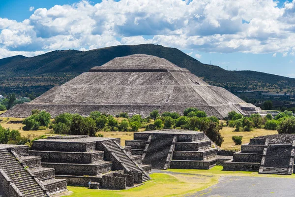 Piramis Nap Látható Piramis Hold Egy Napsütéses Napon Teotihuacan Közelében — Stock Fotó