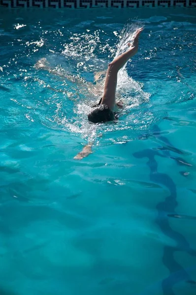 Mujer Nadando Una Piscina — Foto de Stock