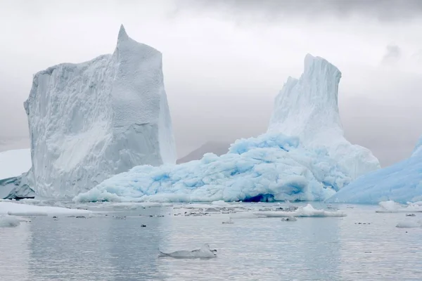 Napassorsuaq Fjord Grönland Içinde Icebergs — Stok fotoğraf