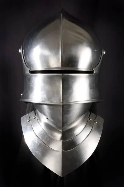 中世の騎士の鎧 相手の武器に対する兵士の金属保護 — ストック写真