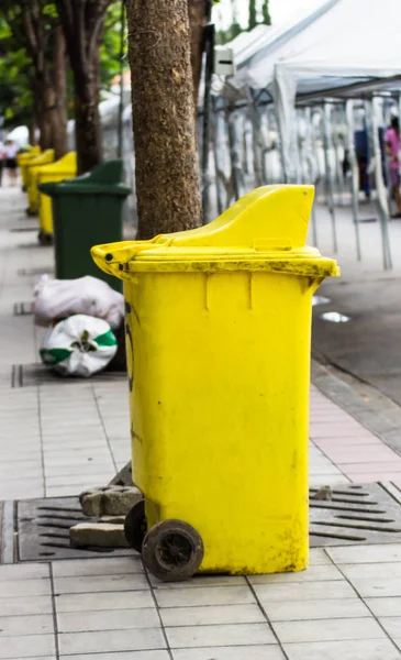 Papelera Amarilla Cerca — Foto de Stock